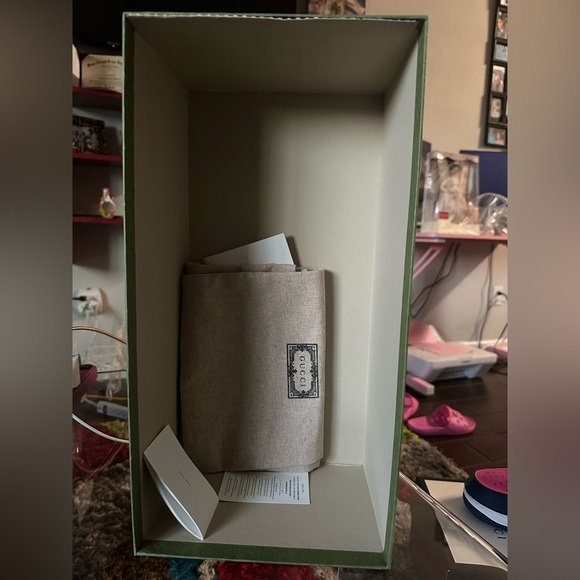 Gucci Green Box with Tan Pouch - Picture 9 of 10